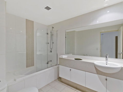 Coast Luxury Apartment 3 - Holiday Cairns 1