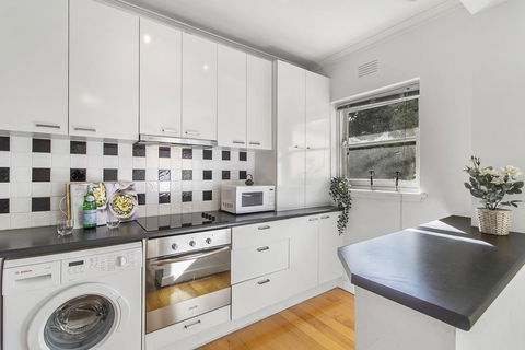 Comfy One-bedroom Unit Between City And Airport - Holiday Cairns 1