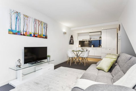 Complete Host AquaLuna Apartments - Holiday Cairns 1