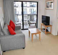 Convenient City Apartment with Pool Gym and Tennis Court - Holiday Cairns