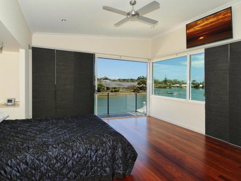 Coorumbong 36 - 6 BDRM Canal Home With Pool - Holiday Cairns 2