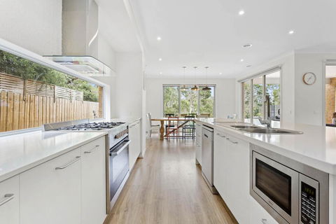 CORYMBIA - MOUNT MARTHA - Holiday Cairns 1