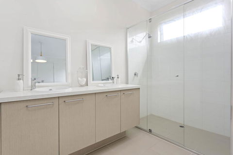 CORYMBIA - MOUNT MARTHA - Holiday Cairns 0