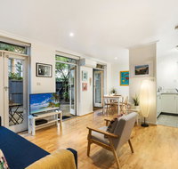 Cosy Modern Apartment With Leafy Courtyard - Holiday Cairns