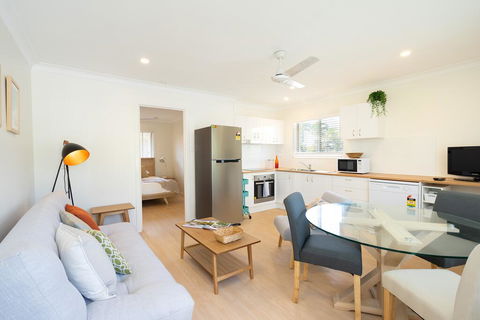Cozy 1 Bedroom Apartment Minutes From The Beach - Holiday Cairns 2