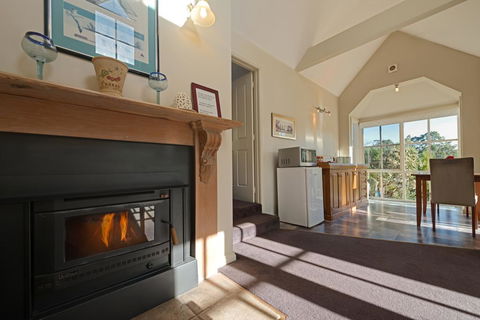 Crabtree Riverfront Cottages - Holiday Cairns 1