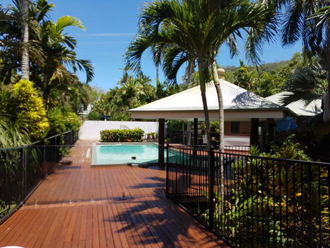 Crazy About Cairns Resort Living - 6 Bedrooms - Holiday Cairns 1
