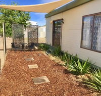 Cute Private Studio Flat with AIRCON - Holiday Cairns
