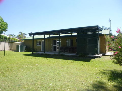Dad & Alice's Place - Holiday Cairns 3