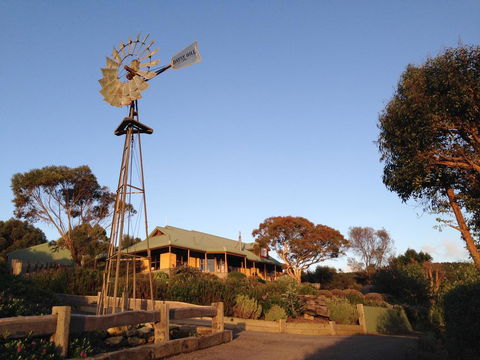 Daysy Hill Country Cottages - Holiday Cairns 0