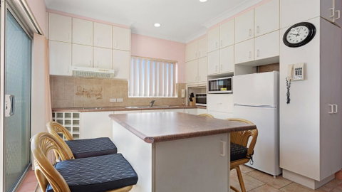 Debra Court 11 - Holiday Cairns 1