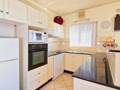 Debra Court 5 - Holiday Cairns 2