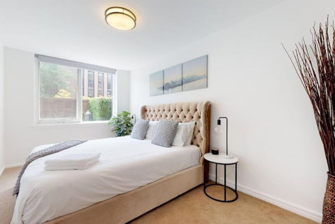 Delightful Ground Floor Apartment With Private Courtyard Few Minutes To St Kilda Beach - Holiday Cairns 3