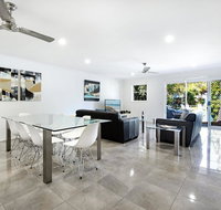Diamond Beach 3 Bedroom Poolside Apartment - Holiday Cairns