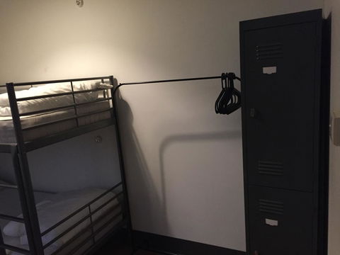 EBS Sydney Hostel - Holiday Cairns 2