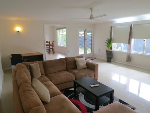 Edge Hill Clean & Green Cairns, 7 Minutes From The Airport, 7 Minutes To Cairns CBD & Reef Fleet Terminal - Holiday Cairns 0