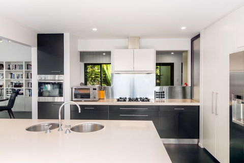 Elevated Beachside Sanctuary - Holiday Cairns 2