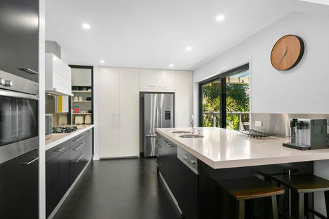 Elevated Beachside Sanctuary - Holiday Cairns 3