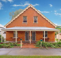 Eliza 1875 Red Brick Duplex Townhouse - Holiday Cairns