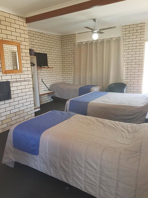 Emerald Tower Motor Inn - Holiday Cairns 3