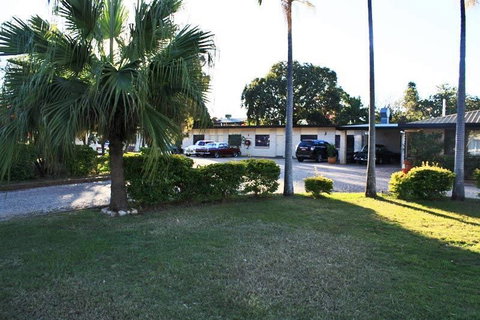 Emerald Tower Motor Inn - Holiday Cairns 1