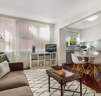 Enjoy Walking to the Beach From Bright Apartment - Holiday Cairns