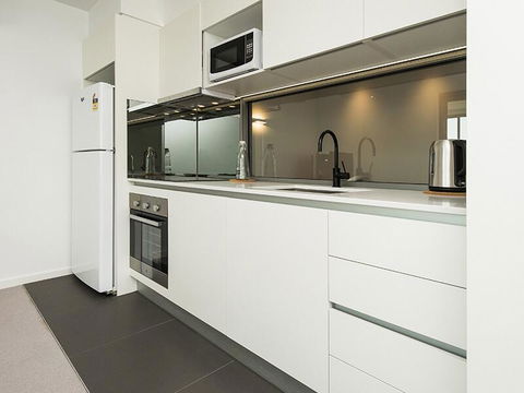 Executive Luxury Apartment - Holiday Cairns 1