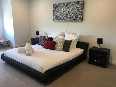 Executive Mansion, Spring Racing, Melbourne Cup - Holiday Cairns 0