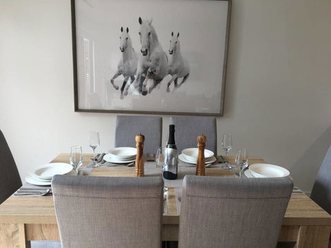Executive Mansion, Spring Racing, Melbourne Cup - Holiday Cairns 1