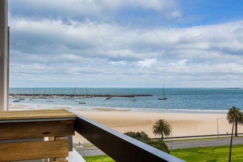 Exquisite 2 Bed Apartment With Beach & City Views - Holiday Cairns 1