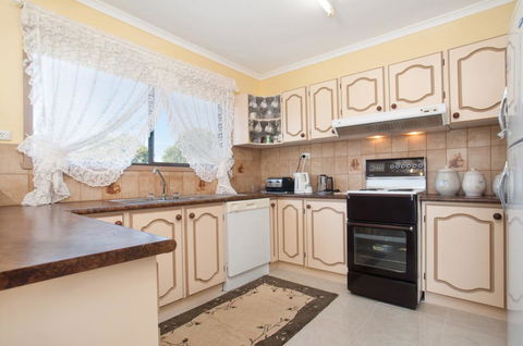 FAMILY GETAWAY - DROMANA - Holiday Cairns 2