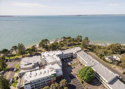 FAMILY ISLAND GETAWAY - BEACHFRONT APARTMENT - Holiday Cairns 0