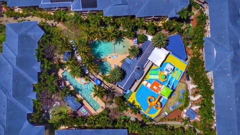 FAMILY PARADISE - Holiday Cairns 0