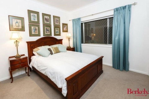 Flat In Heart Of Griffith - Holiday Cairns 3