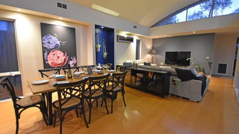 FLORENCE HOUSE Sundrenched Luxury With Pool & Deck - Holiday Cairns 3
