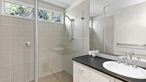 FLORENCE HOUSE Sundrenched Luxury With Pool & Deck - Holiday Cairns 1