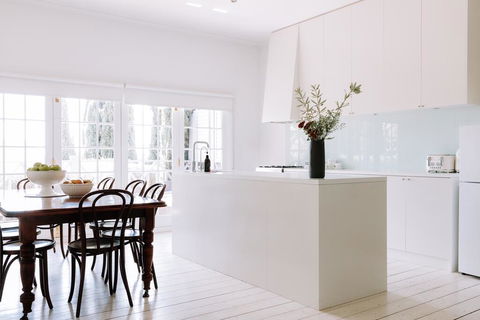 French Cottage 1854 With Stunning Alfesco Garden - Holiday Cairns 3