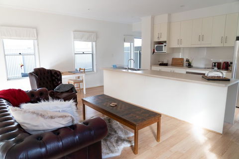 Gawler Townhouse 1 Bedroom - Holiday Cairns 0