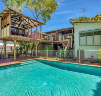 Gecko's Rest - Rainbow Shores Executive Beach House Pet Friendly Pool Wi-fi - Holiday Cairns