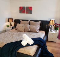 GIRLS ONLY. Large bedroom with KING bed close to everything - Holiday Cairns