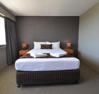Gladstone Reef Hotel Motel - Holiday Cairns