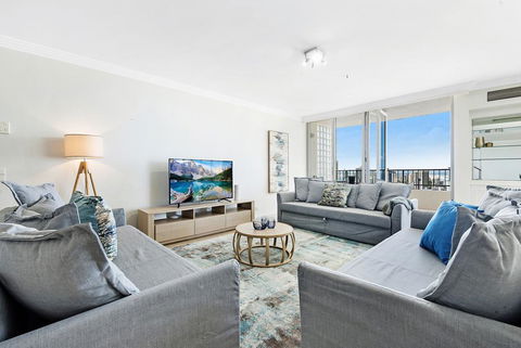 Golden Gate 2 Storey Penthouse With Pool - We Accommodate - Holiday Cairns 3