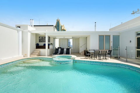 Golden Gate 2 Storey Penthouse With Pool - We Accommodate - Holiday Cairns 0