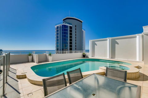 Golden Gate 2 Storey Penthouse With Pool - We Accommodate - Holiday Cairns 1