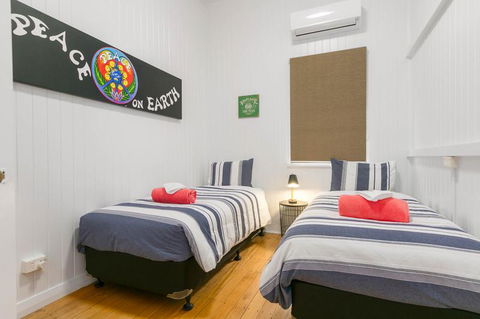Gorgeous Cottage Close To The City - Holiday Cairns 3
