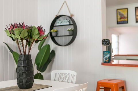 Gorgeous Cottage Close To The City - Holiday Cairns 1