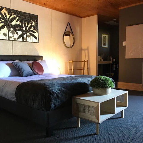 Granite Belt Cabins - Holiday Cairns 3