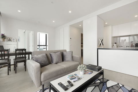 Gravity DefyingLight Filled ApartmentBay To City ViewsRooftop DeckHot TubNetflix - Holiday Cairns 2