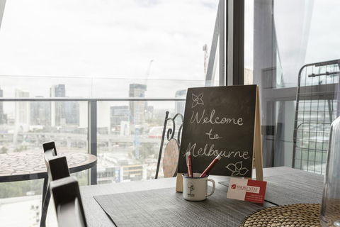 Gravity DefyingLight Filled ApartmentBay To City ViewsRooftop DeckHot TubNetflix - Holiday Cairns 3