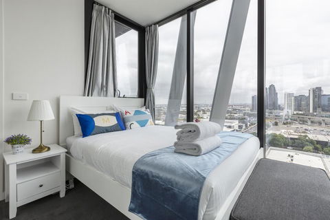 Gravity DefyingLight Filled ApartmentBay To City ViewsRooftop DeckHot TubNetflix - Holiday Cairns 1